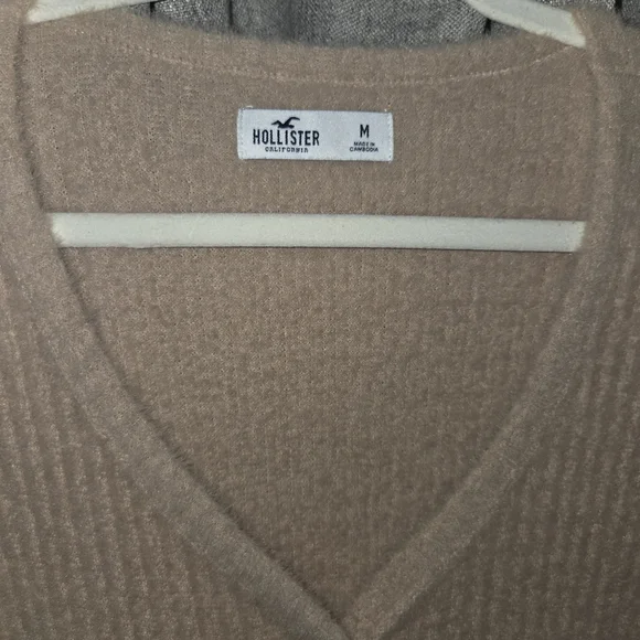 Hollister Women's Tan Sweater - Picture 5 of 5